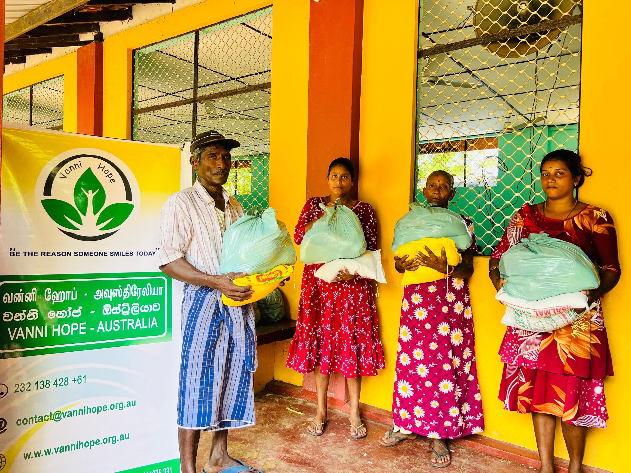 Vanni Hope distributing emergency food packs to 145 flood-affected families in Valaiththoddam and Mudduchchenai, Eachchilampattu Division